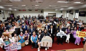國民黨總召傅崐萁與多位立法委員、現場貴賓合影（圖2／主辦單位提供）