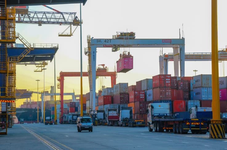 菲律賓碼頭營運商 ICTSI 與南非國營物流公司 Transnet 簽署 25 年合作協議，將自 2026 年 1 月起接手德班港 DCT Pier 2 的營運與升級，透過新設備與技術導入，目標把年處理量由約 200 萬 TEU 提升至 280 萬 TEU（翻攝自bworldonline）