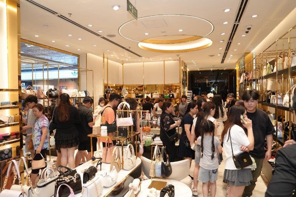 年終購物季開跑，越南商場內名牌包專賣店擠滿前來挑選折扣商品的民眾，顯示零售業已步入年度消費高峰（圖翻攝自kinhtetieudung）