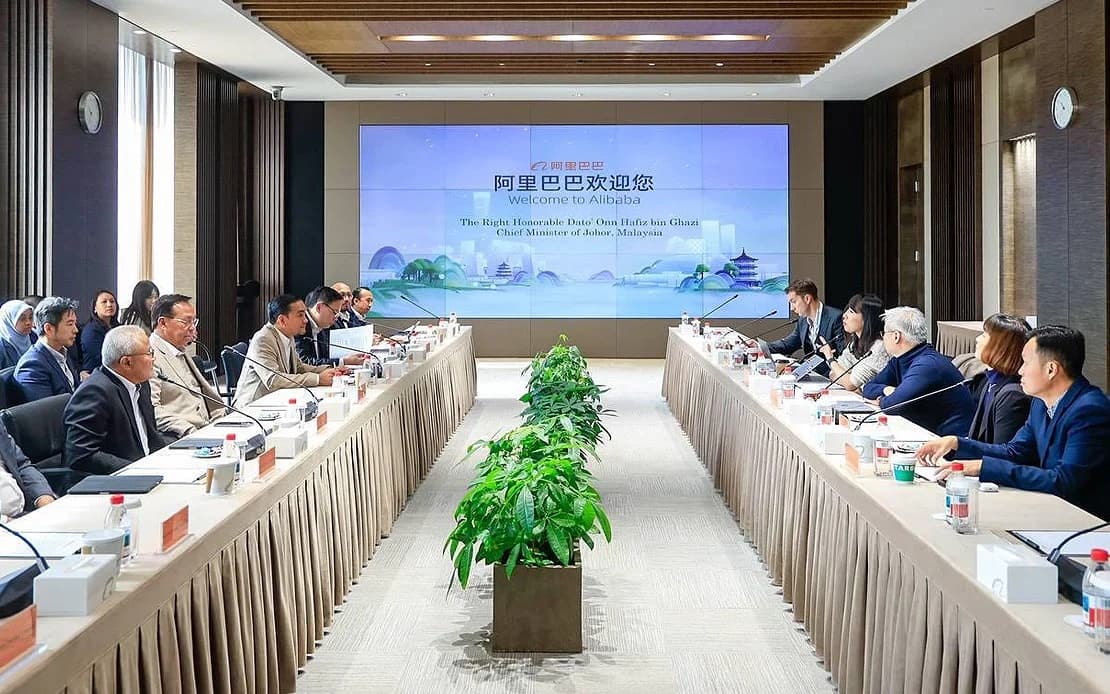 柔佛州務大臣翁哈菲茲率州政府代表團與中方企業代表會晤，柔佛州表示正就多項「高影響投資」案進行最後協商。（圖片翻攝自Sarawak Tribune）