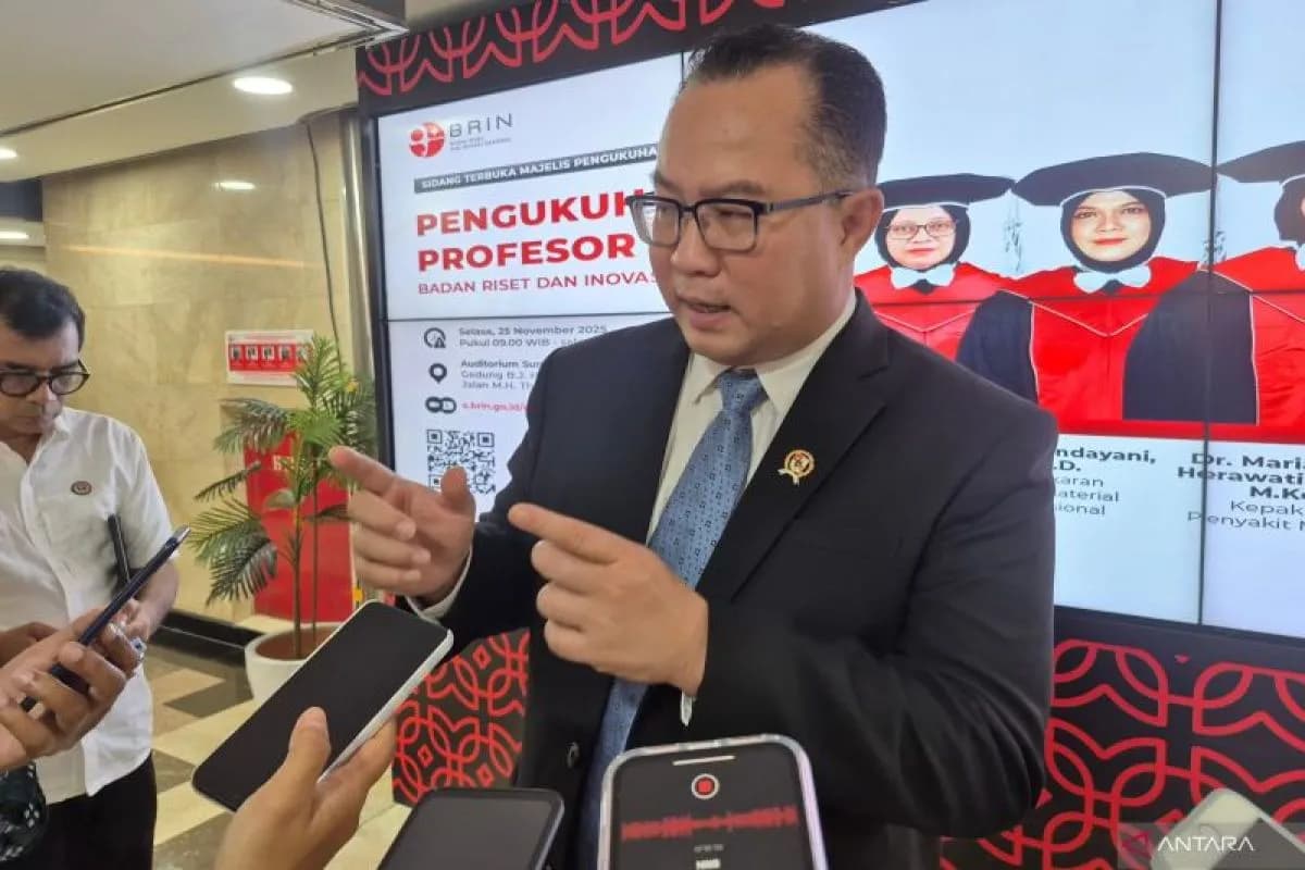印尼國家研究創新局（BRIN）局長阿里夫·薩特里亞（Arif Satria）於雅加達接受媒體採訪時表示，該機構正規劃至2050年的技術預測計畫，以確保印尼工業化投資不因技術變遷而落後。BRIN將與主權財富基金Danantara及民間企業合作，共同設計未來產業研究框架。（圖片翻攝自安塔拉通訊社）