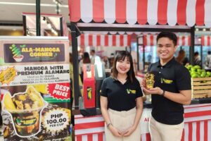 SM Supermalls 透過「SM for MSMEs」計畫在商場設置市集攤位，讓在地微型與中小企業以短期快閃形式接觸人流、測試市場；圖為參與品牌在攤位展示芒果甜品飲品，呼應SM擴大2026年MSME活動布局。（圖片翻攝自《菲律賓星報》）