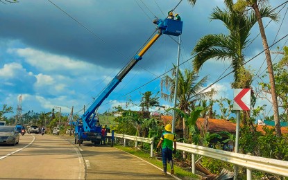 菲律賓電力合作社人員進行配電線路維護作業。國家電氣化管理局2025年向45家電力合作社撥付28億披索貸款，其中17億披索用於資本支出與基礎設施升級。（圖片翻攝自菲律賓新聞社PNA）