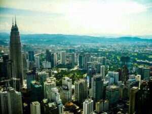 馬來西亞吉隆坡市中心天際線一景。官方正透過沙盒測試檢驗銀行業導入國家數位身分系統 MyDigital ID 的準備度，評估其在開戶與交易身分驗證等金融場景的應用可行性。（圖片翻攝自 FinTech Global）