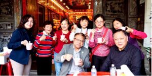 前排右起獅子會張鴻儒總監及本宮首席顧問詹雙發(享用平安湯圓)/圖 萬華龍津宮提供