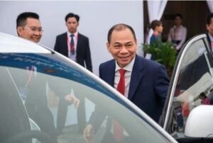 2026年春節假期後，越南超過100家企業同步釋出逾8,200個職缺，其中電動車與製造業成為主要動能；本土電動車廠 VinFast 一家即占超過2,700人，顯示產線擴建與產能提升步伐加快，亦反映越南承接全球供應鏈轉移的趨勢持續升溫。(圖／CafeF)