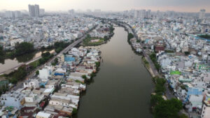 胡志明市調查顯示，66%受影響住戶願領現金補償搬遷，市府將據此調整安置配套。（圖／Nhân Dân）