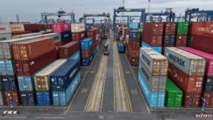 美國暫停IEEPA高關稅、改對越南出口統一加徵10%附加稅，越南廠商趁稅率明朗化壓低成本、搶單並鎖定新客戶，但業界仍警惕後續競爭與關稅走向有變數。(圖／VnExpress)