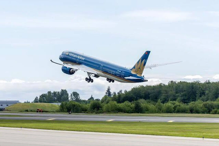 越南航空2025年審計財報顯示，國際航線恢復與新航線增加，帶動去年營收與獲利同步回升。圖 / DTiNews