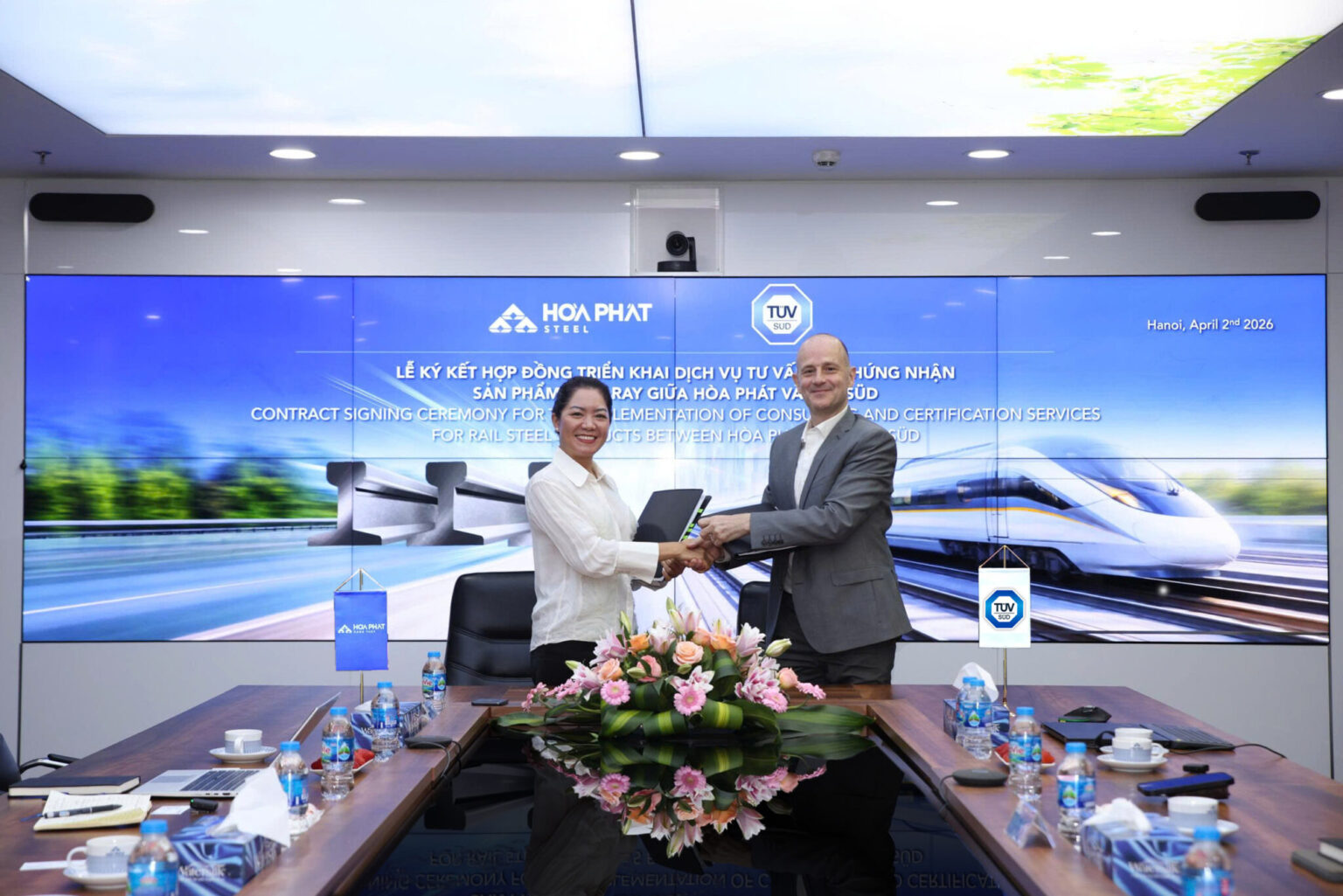 和發與TÜV SÜD代表2日在簽約現場合影，為和發鋼軌產品啟動國際認證程序。圖 / 和發集團官網
