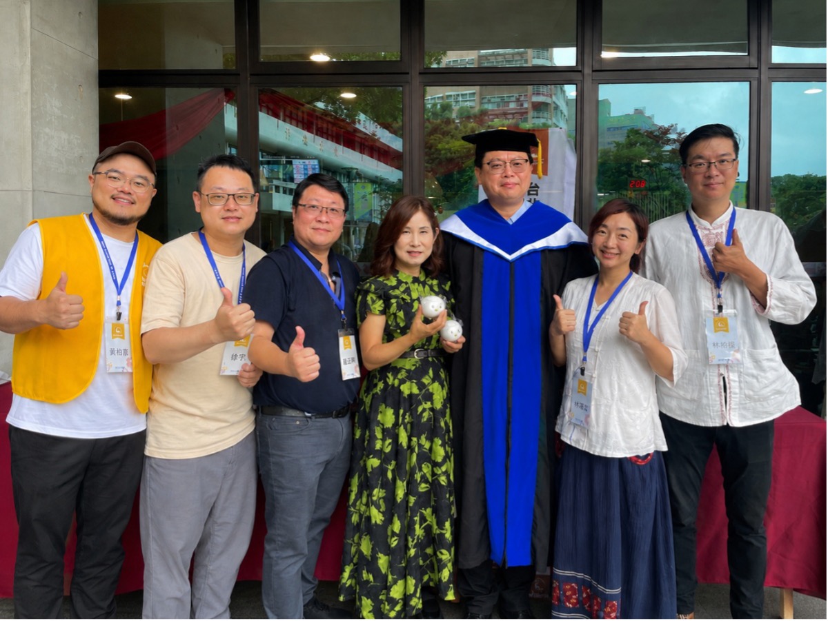 中原大學台北校友會畢典招募新血展行動力 台北校友會理事長張意良(左三)率領飛來速科技商務經理黃柏隆理事、徐享理事於畢業典禮現場熱情參與校友新血招募,並拜訪母校校友處處長林耘竹(左四)及電資學院院長陳世綸(右三),展現校友返校服務、感恩傳承的精神。